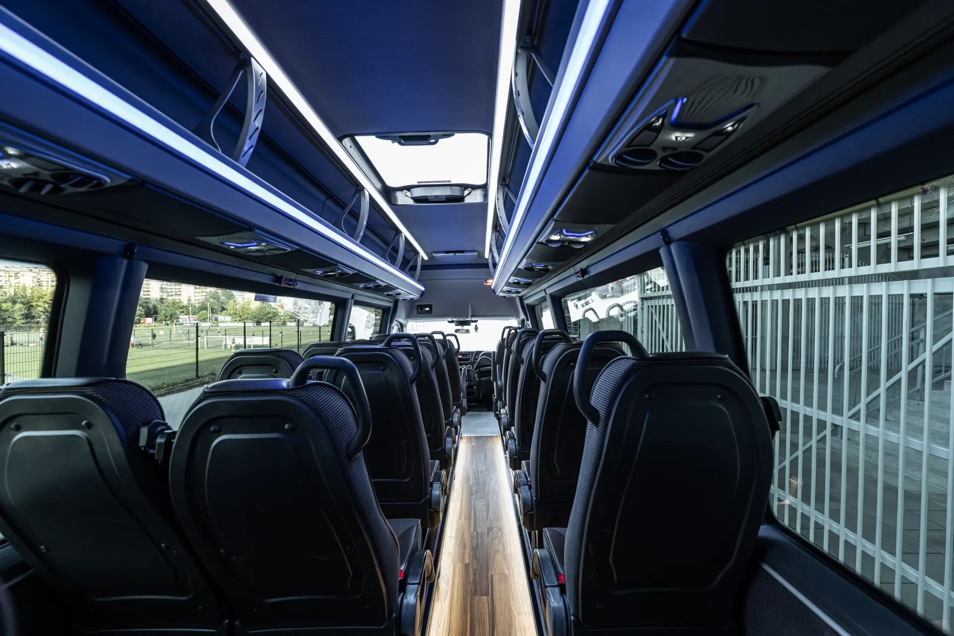Bus 23 osobowy vs autokar 50 osobowy