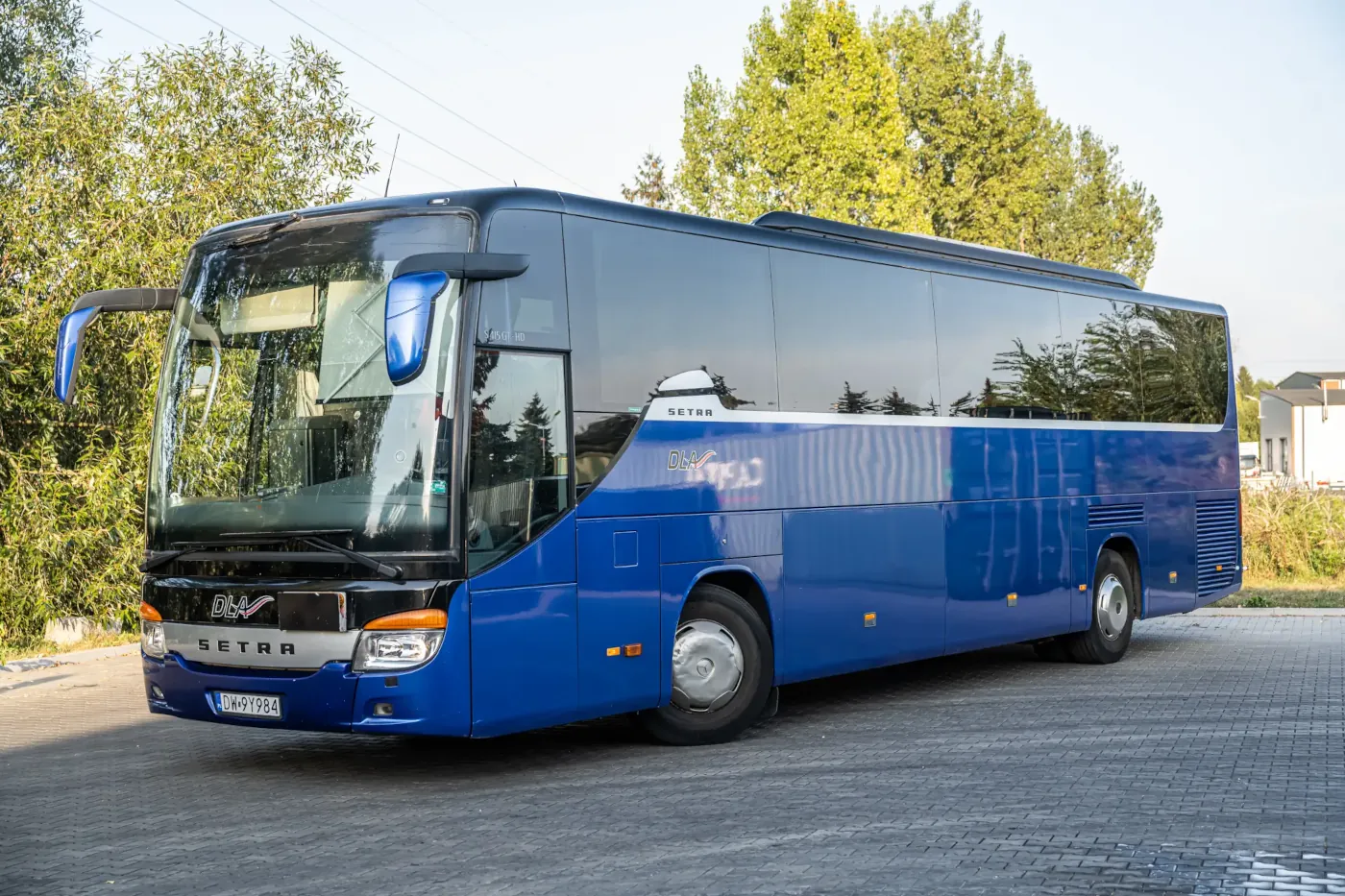 MAIN_Autobus Niebieski Turystyczny Mercedes Setra Ustawiony Bokiem Na Parkingu Zdjęcie Horyzontalne Wynajem Autokaru Radom