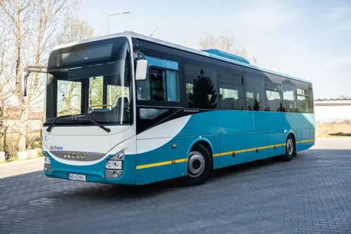 MINI1_Autokar Iveco crossway zielony autobus pasażerski komunikacja podmiejska miedzymiastowa przod autobusu m-trans radom horyzont Przewozy pracownicze Radom