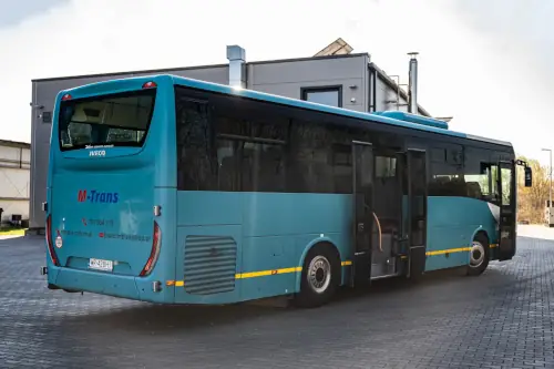 MINI_Autokar Iveco crossway zielony autobus pasażerski komunikacja podmiejska miedzymiastowa widok od tylu na logo m-trans radom Wynajem Autokaru Skaryszew