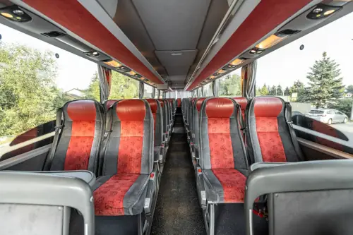 MINI_Autokar Turystyczny Fotele Czerwone Ze Skórzanymi Zagłówkami Wnętrzne Autokaru Marki Setra Wynajem Autokaru Radom