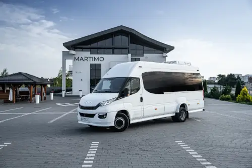 MINI_Biały Bus Iveco Ustawiony Bokiem Pod Domem Weselnym Widok Horyzont Wynajem busa z kierowcą Radom