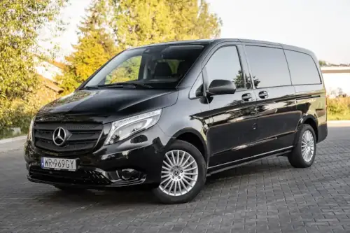 MINI_Czarny Bus Mercedes Benz Vito Ustawiony Bokiem Widok Horyzontalny Transfer lotniskowy Radom – wygodny dojazd na lotnisko z całą grupą