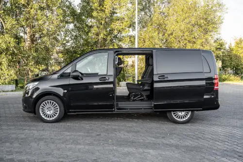 MINI_Czarny Bus Mercedes Benz Vito Ustawiony Bokiem Z Otwartymi Drzwiami Tylnymi Z Dw¢ch Stron Widok Horyzontalny Wesele bez stresu – bus z kierowcą Radom