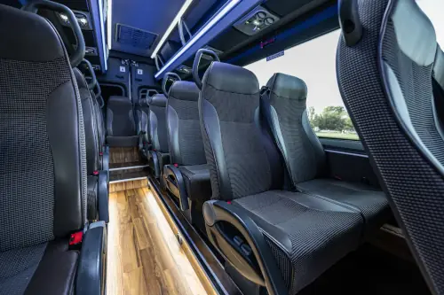 MINI_Fotele Skórzane Materiałowe Z Podświetoną Podgłogą Drewnianą W Autobusie Iveco Widok Horyzontalny Wynajem busów Radom – profesjonalny transport dla firm i organizatorów wydarzeń