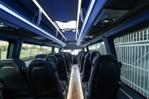 MINI_Przestrzeń Pasażerów Iveco Bus Widok Od Tyłu Pojazdu Z Podświeleniem Led Podłogi Drewnianej Oraz Pasami Led Fioletowym I Białym U Góry Przejśćia Widok Portret Wynajem Busa z Kierowcą Radom Przestrzeń Pasażerów Iveco Bus Widok Od Tyłu Pojazdu Z Podświeleniem Led Podłogi Drewnianej Oraz Pasami Led Fioletowym I Białym U Góry Przejśćia Widok Portret