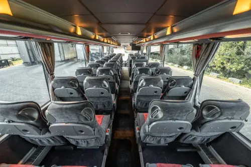 MINI_Wnętrzę Autokaru Turystycznego Marki Setra Oparcia Foteli Wzdłuż Autokar Widok Horyzontalny Przewozy autokarowe Radom – krajowe i międzynarodowe wyjazdy z Mazowsza