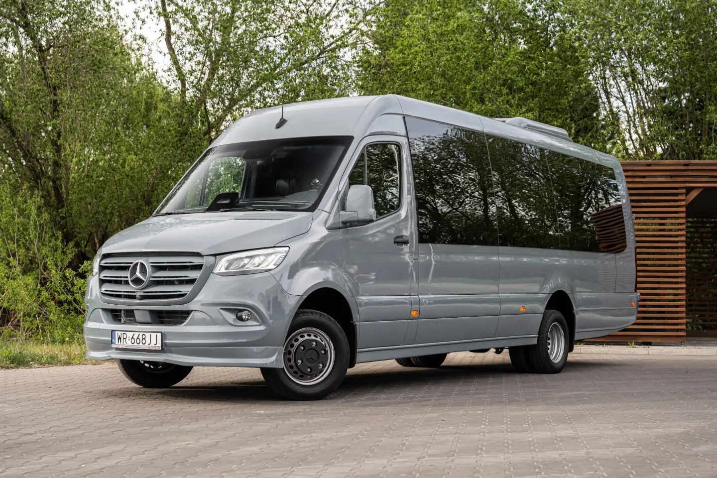 Przód_Szary Mercedes Sprinter Widok Od Maski Horyzontalnie